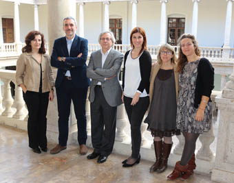 En el centre, Antonio Ariño i Diana Zarzo, signants del conveni, amb representants d'ambdues entitats, a La Nau.